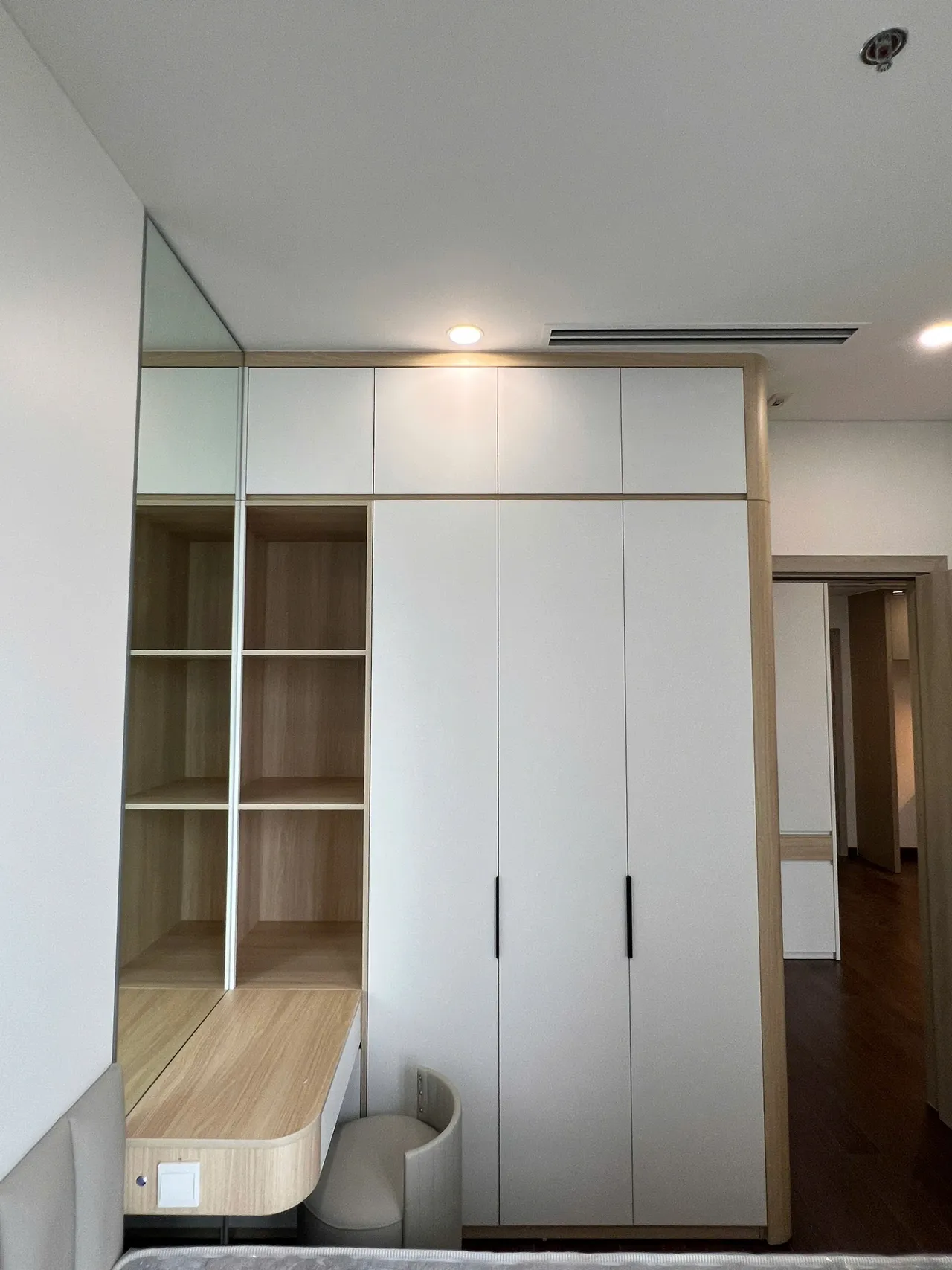 Căn 2PN Hiện đại — Masterise — phòng ngủ master, hoàn thiện thực tế