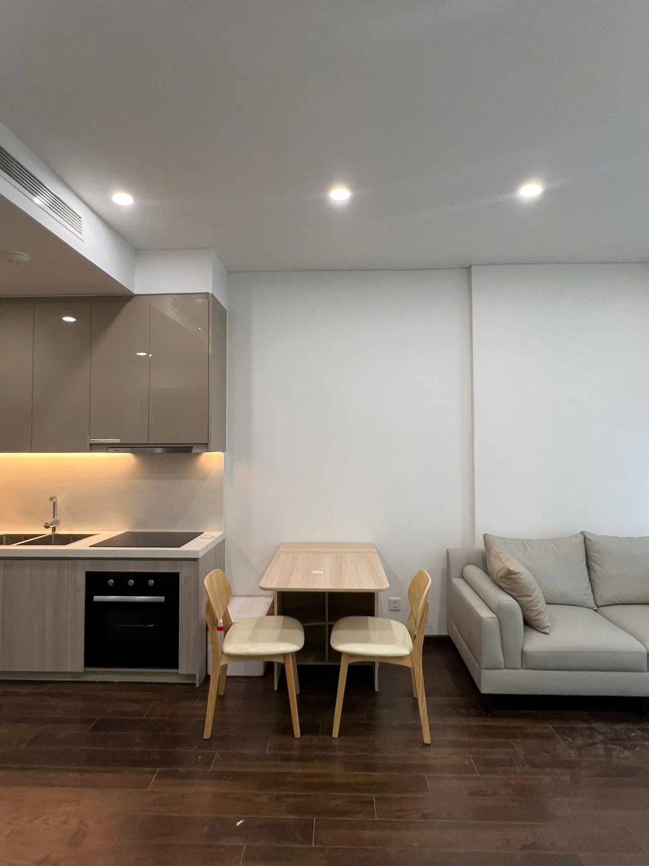 Căn 2PN Hiện đại — Masterise — phòng khách, hoàn thiện thực tế