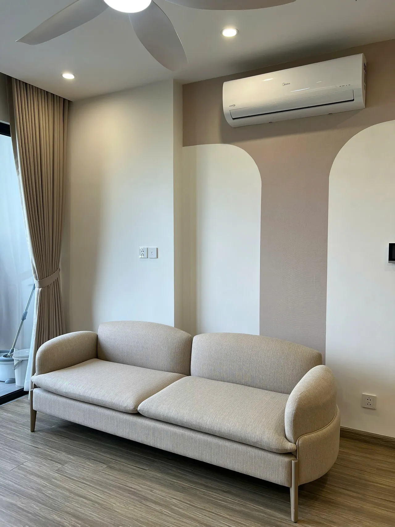 Căn 2PN Hiện đại — TC3 Vinhomes Smart City — phòng khách, hoàn thiện thực tế