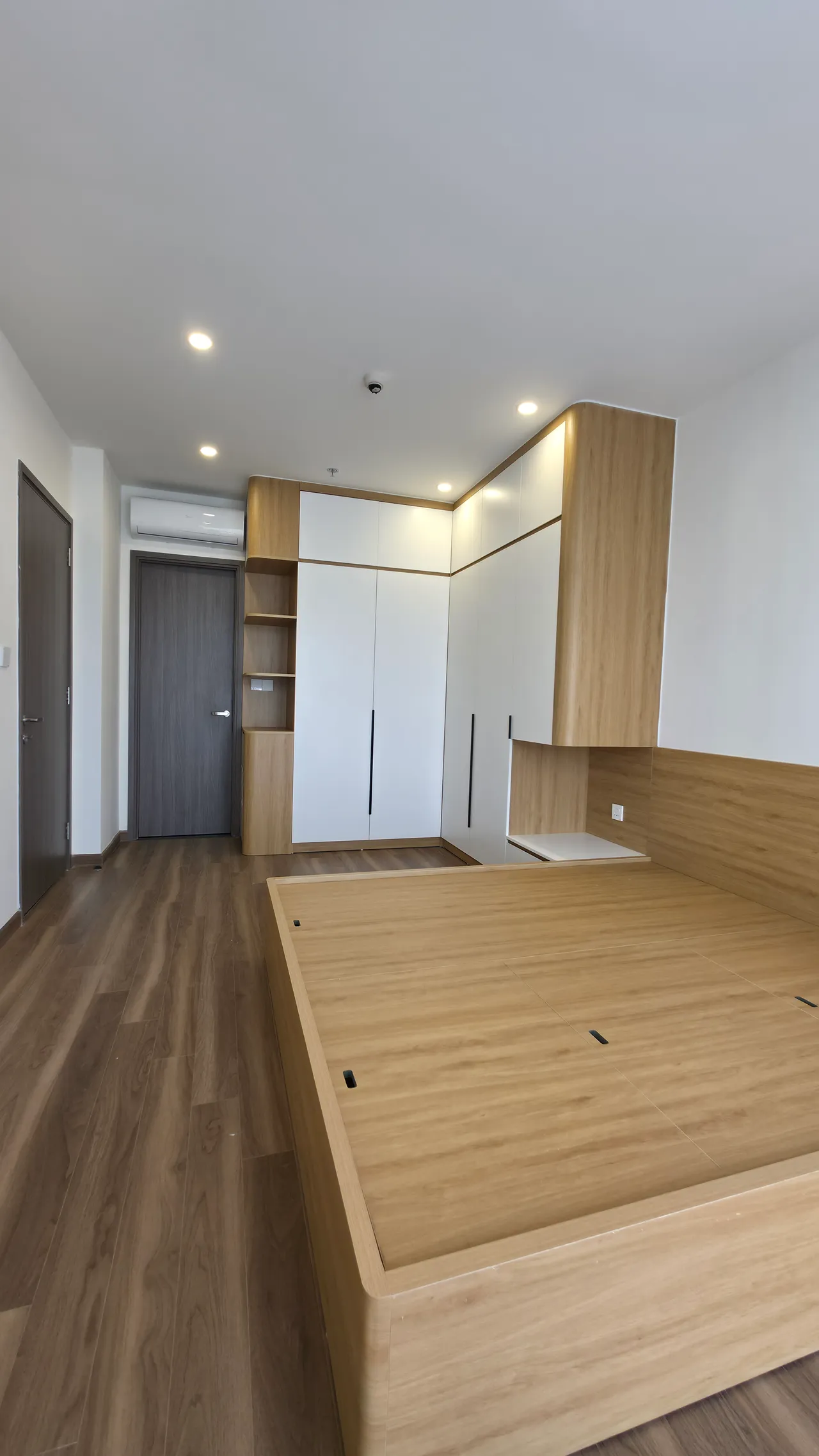 Căn 2PN Hiện đại — The Beverly BE1 Vinhomes Ocean Park — phòng ngủ master, hoàn thiện thực tế