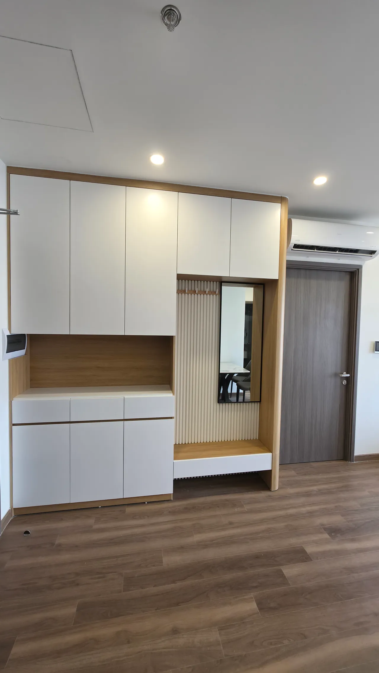 Căn 2PN Hiện đại — The Beverly BE1 Vinhomes Ocean Park — sảnh – lối vào, hoàn thiện thực tế