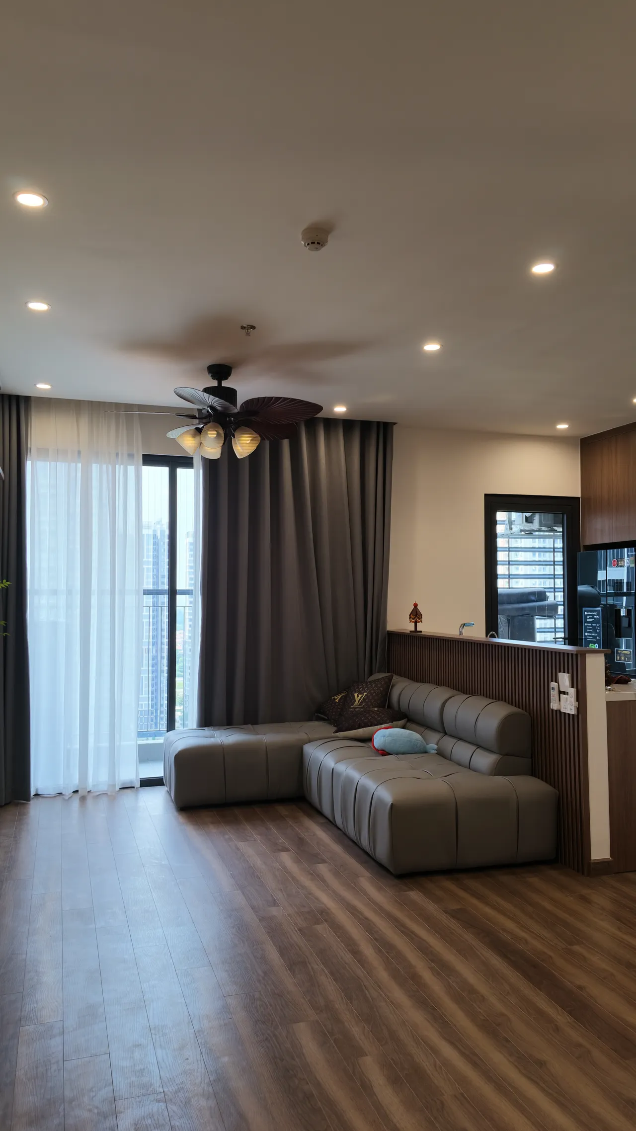 Căn 2PN Hiện đại — The Beverly BE2 Vinhomes Ocean Park — phòng khách, hoàn thiện thực tế
