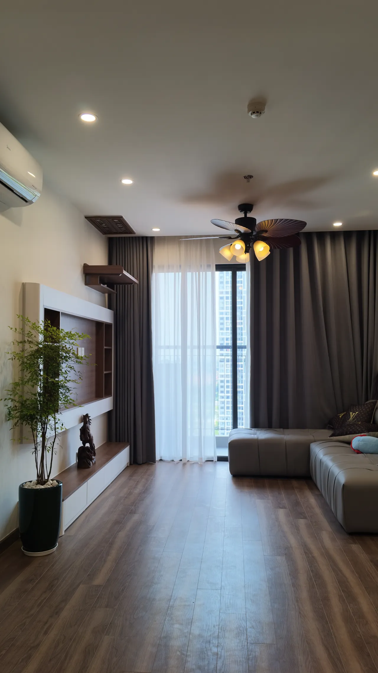 Căn 2PN Hiện đại — The Beverly BE2 Vinhomes Ocean Park — phòng khách, hoàn thiện thực tế